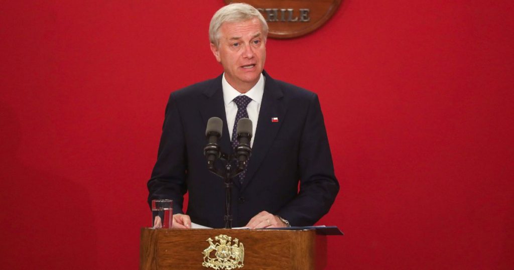 Encuesta Pulso Ciudadano expone baja en la aprobación del Presidente Kast en medio de alza en combustibles