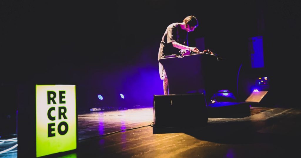 Tres escenarios, una noche: Recreo Festival llega a M100 con line-up de lujo