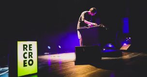 Tres escenarios, una noche: Recreo Festival llega a M100 con line-up de lujo