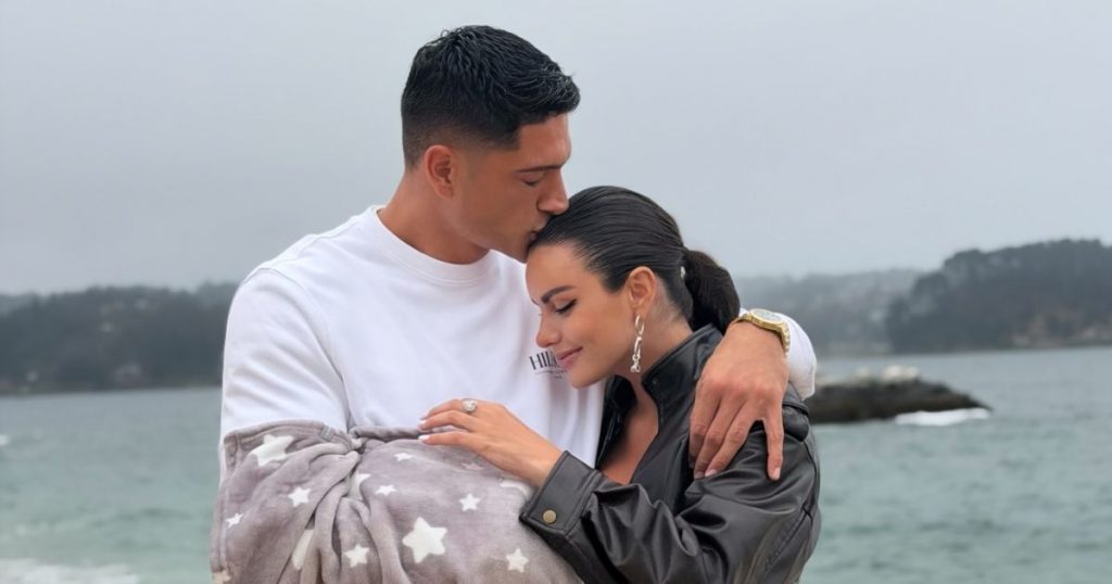 Detalle en fotos de Sammis Reyes con Emilia Dides desata ola de críticas en redes