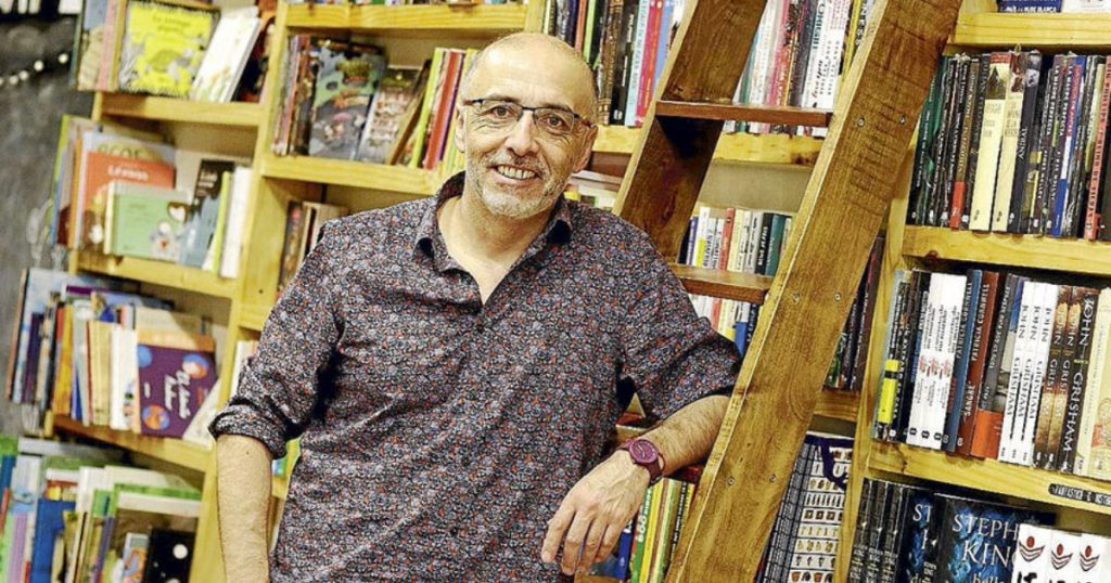 Literatura chilena de luto: muere Sergio Gómez a los 64 años, autor de “Quique Hache” y referente juvenil
