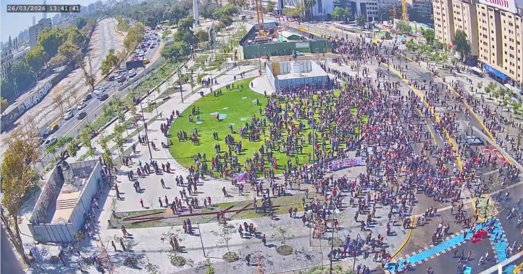 VIDEO | Manifestaciones en Santiago: sujetos encapuchados enfrentan a Carabineros en Alameda