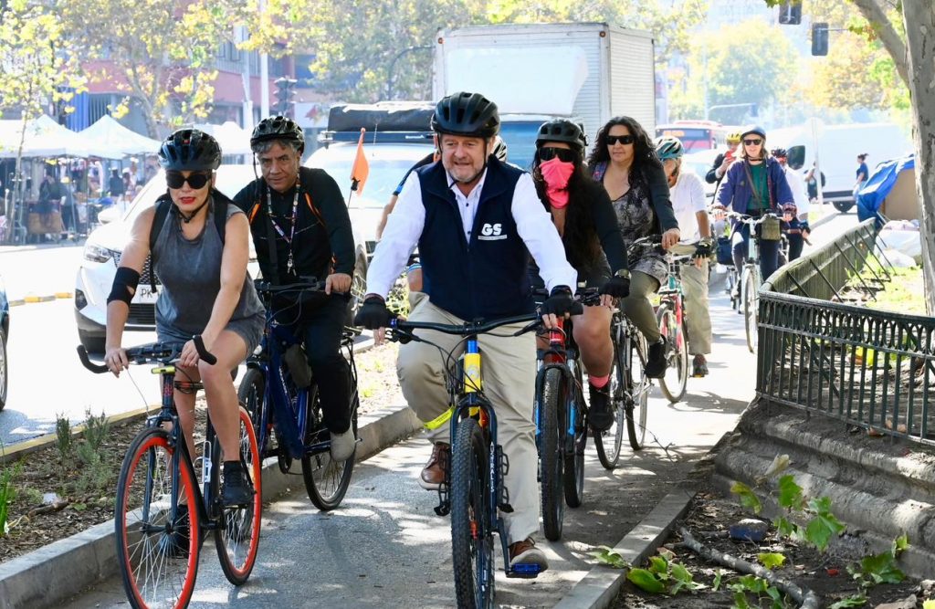 Gobernador Orrego y alcaldes exigen reponer fondos para ciclovía clave en la Alameda