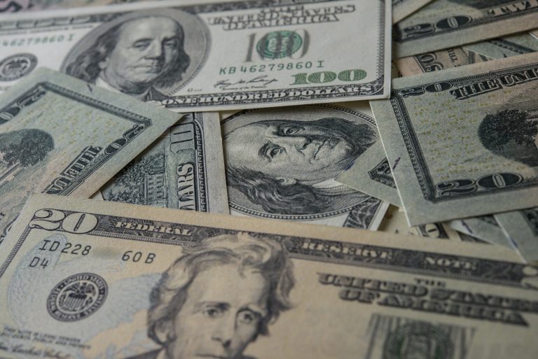 Dólar inicia la semana sobre los $900 en Chile presionado por cobre, dólar global e Imacec mixto