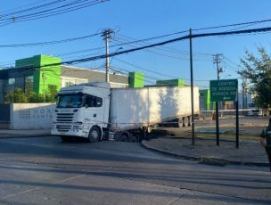 Tránsito suspendido en Renca: camión cayó en un socavón