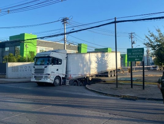 Tránsito suspendido en Renca: camión cayó en un socavón