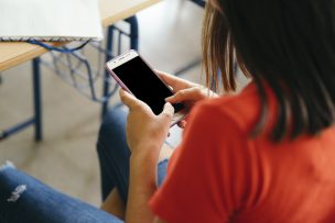 Así funciona la ley que prohíbe el uso de celulares en colegios