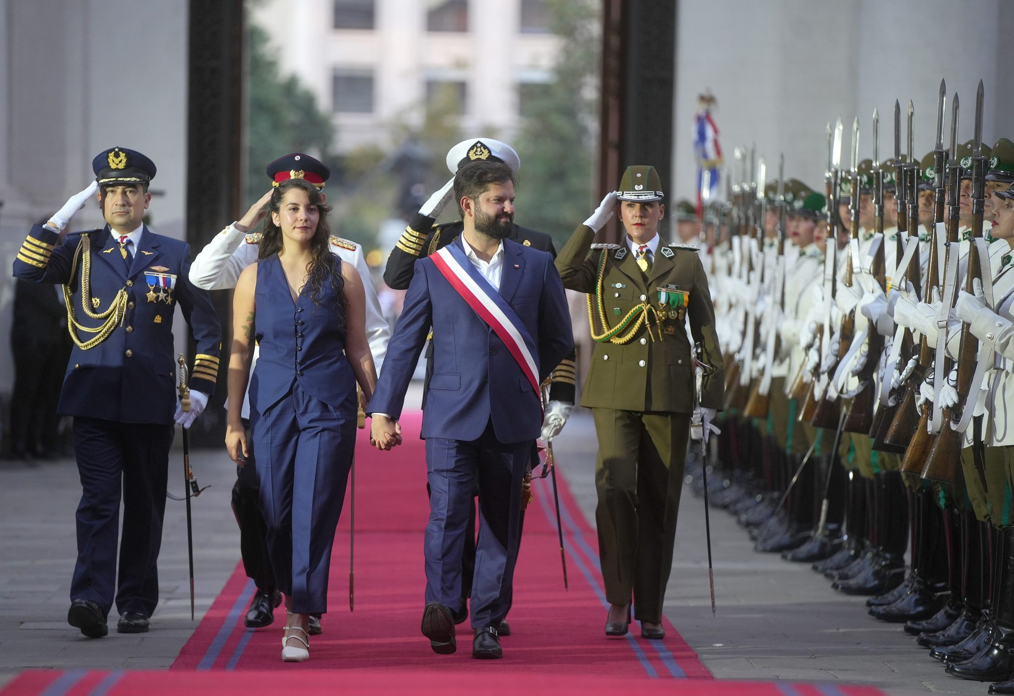 FOTOS | Así fue la llegada del Presidente Boric al Palacio de La Moneda