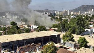 Incendio provoca gigantesca columna de humo en Independencia: Bomberos combate emergencia