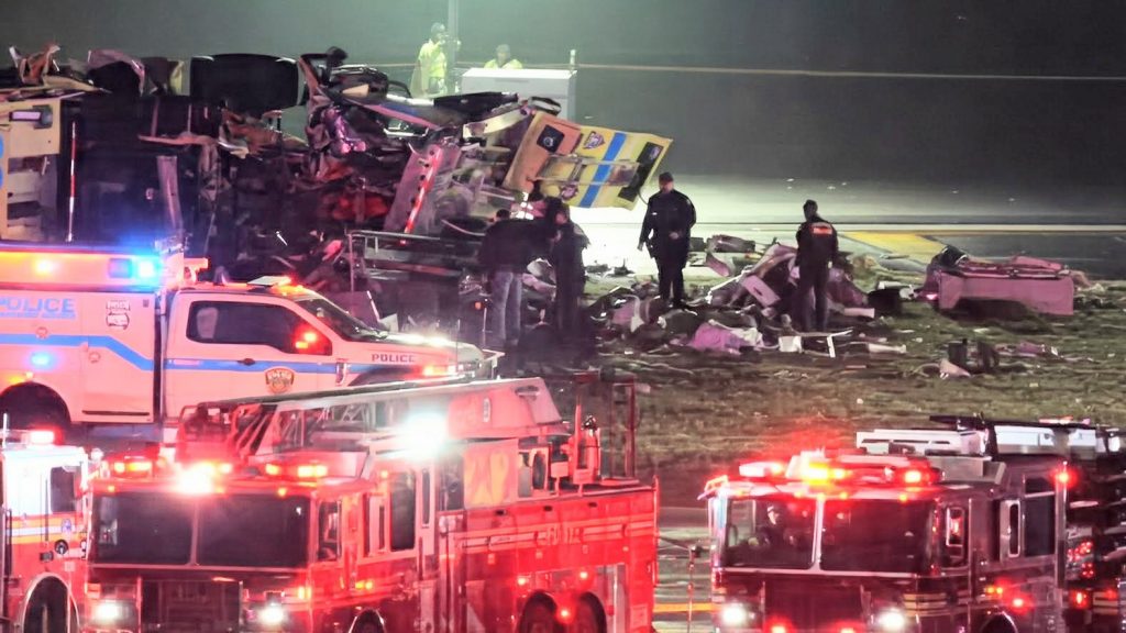 Avión choca con camión de bomberos en Nueva York: reportan muertos y decenas de heridos