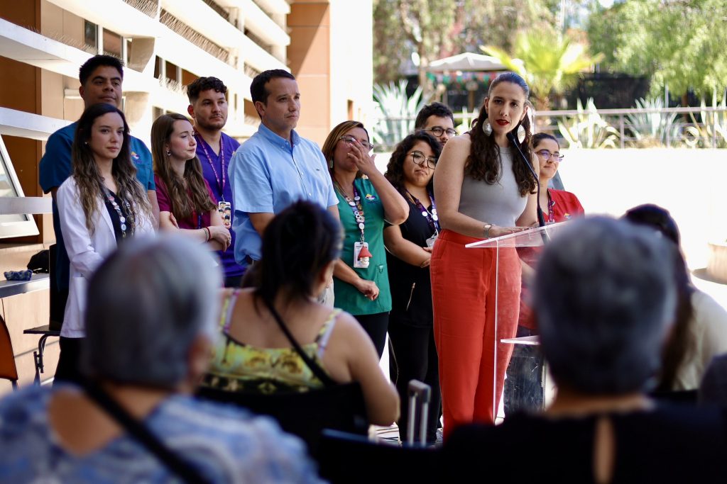 Subsecretaria Albagli refuerza llamado para que personas mayores se vacunen oportunamente