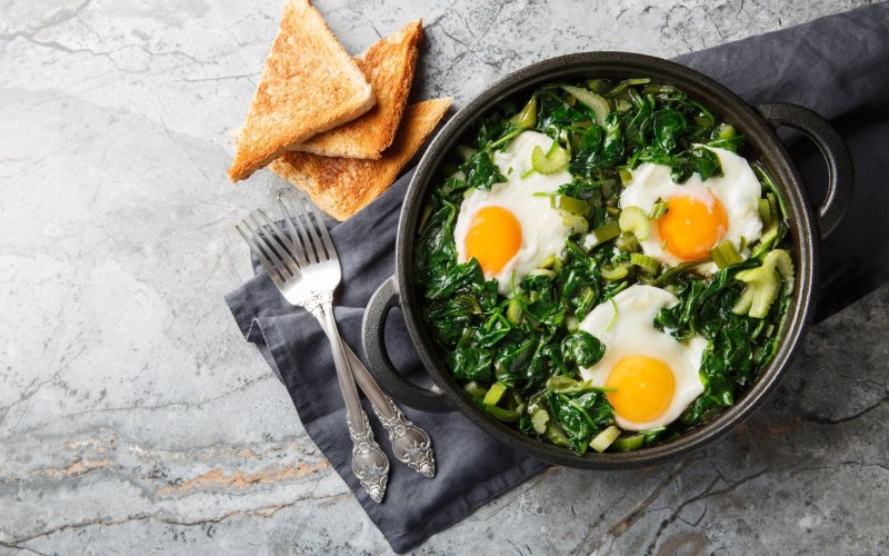 Espinaca y huevo: Descubre los beneficios para la salud ocular y cardiovascular de esta combinación nutricional