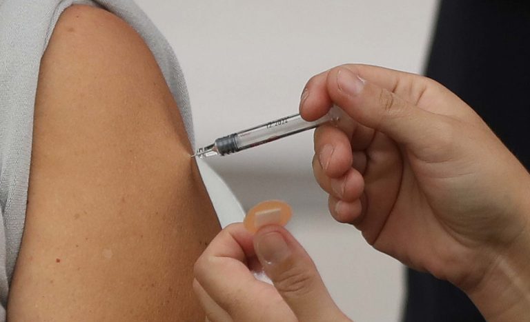 Metro de Santiago contará con puntos de vacunación contra la influenza durante vacaciones de invierno
