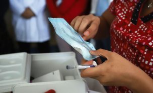 Inmunización por virus sincicial: ¿quiénes deben vacunarse y a qué síntomas poner atención?