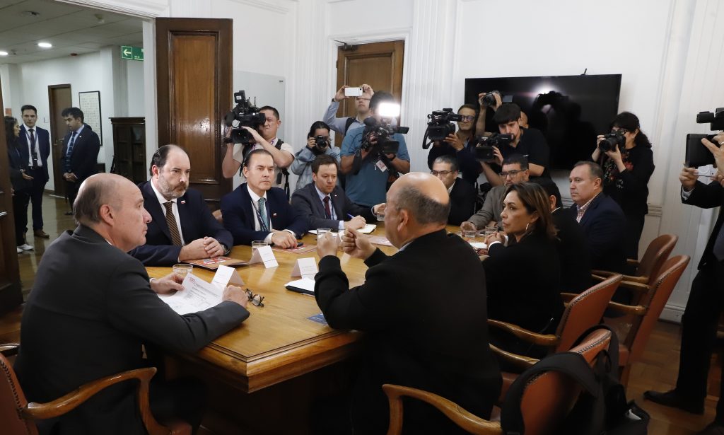 Arranca discusión por sueldo mínimo: Ejecutivo y CUT se reúnen por primera vez