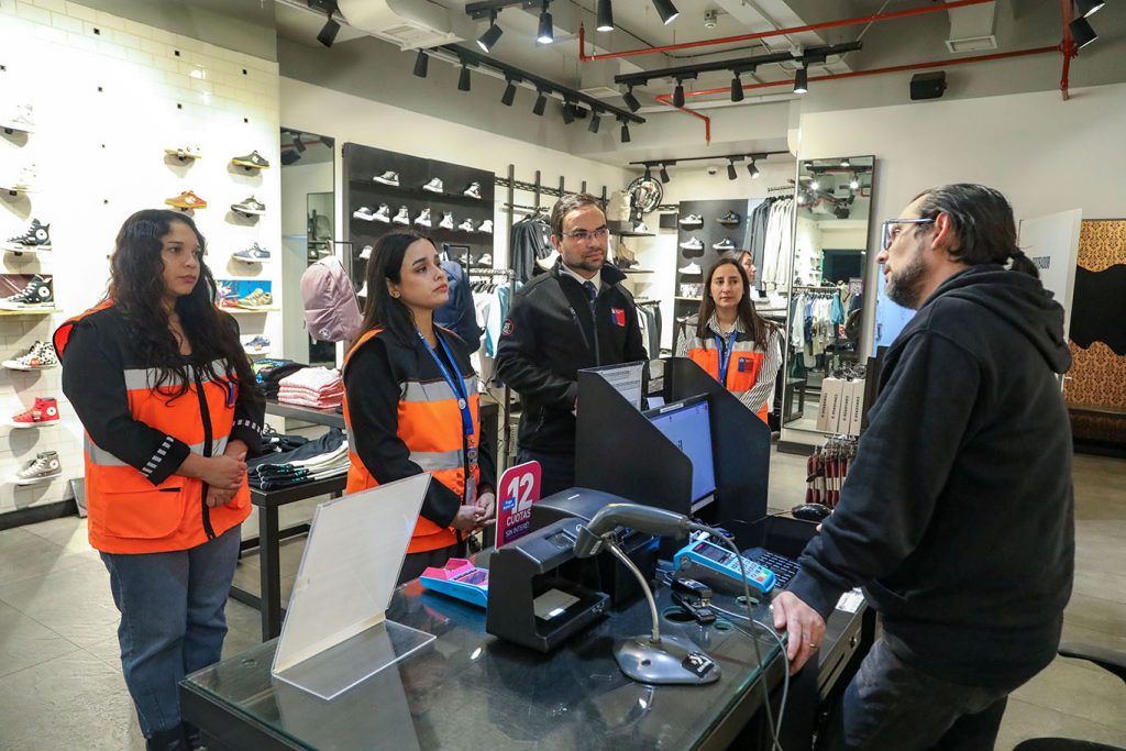 Dirección del Trabajo anuncia fiscalización en comercio y buses por feriado irrenunciable