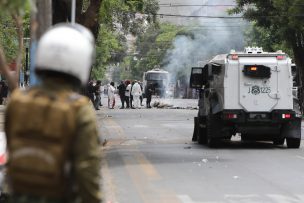 Manifestantes cortan el tránsito frente al Liceo Barros Borgoño: Revisa los desvíos