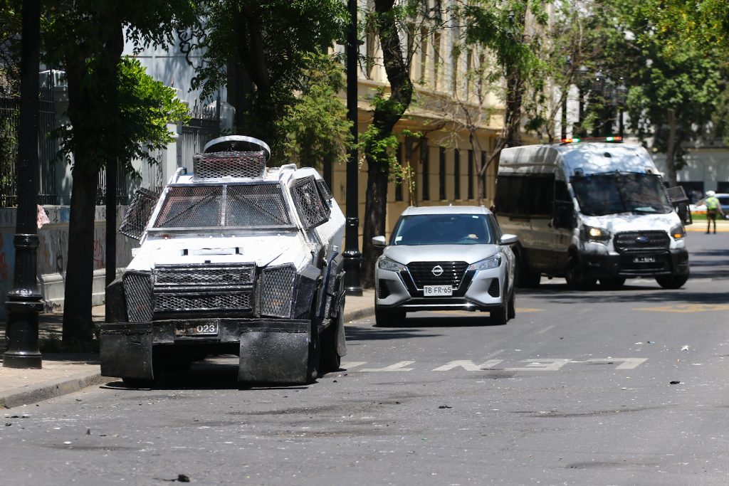 Overoles blancos lanzan bombas molotov a Carabineros y rompen portón del Liceo de Aplicación