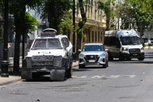 Overoles blancos lanzan bombas molotov a Carabineros y rompen portón del Liceo de Aplicación