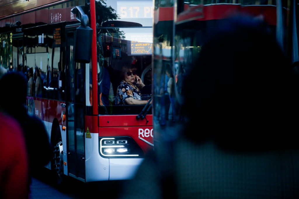 Choque entre Bus Red y camión aljibe deja un fallecido y varios heridos en Santiago