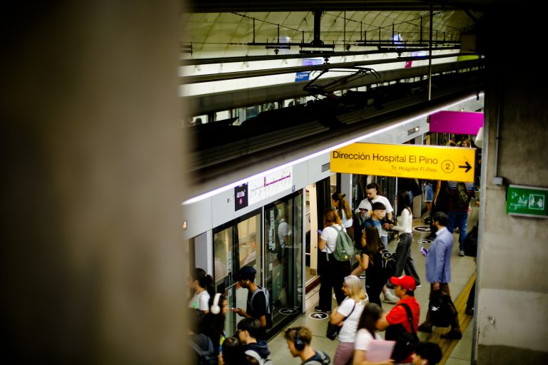 Metro de Santiago informa el cierre de cinco estaciones en dos líneas: Revisa el estado de la red