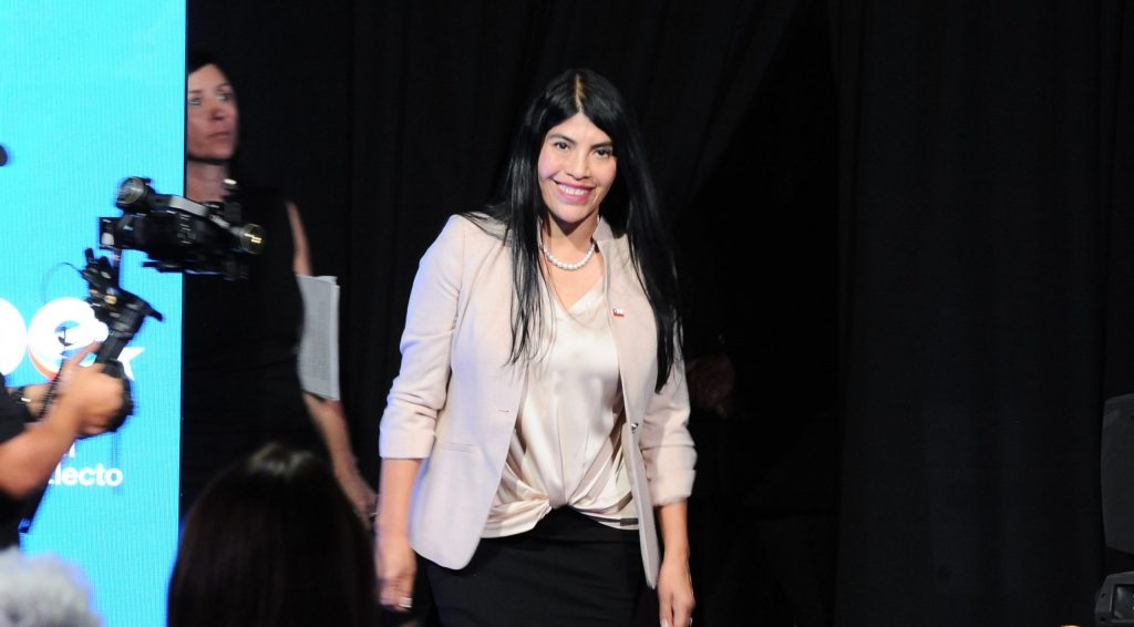 Empujones y lanzamiento de agua: Ministra de Ciencias sufre agresión en visita a la UACh