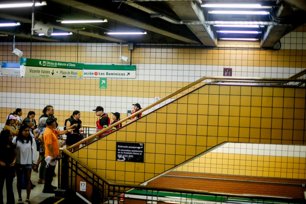 Metro de Santiago restablece servicio en L1: trenes tardarán en regularizarse