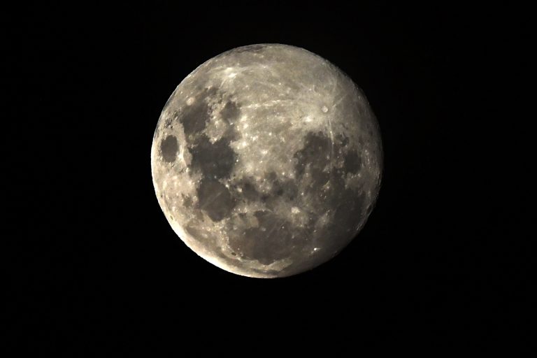 Cohete de SpaceX impacta contra la Luna y crea enorme cráter en la superficie