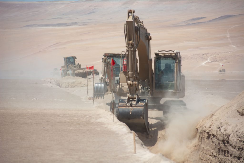 Detienen a bolivianos por robar retroexcavadora usada en la zanja de Colchane