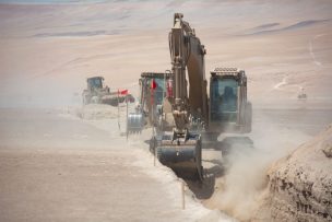 Detienen a bolivianos por robar retroexcavadora usada en la zanja de Colchane