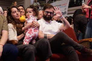 Video viral de Gabriel Boric en plaza con su familia genera ola de reacciones