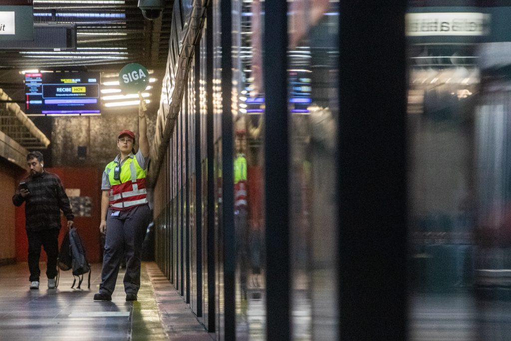 Metro de Santiago normaliza servicio en L4A tras interrupción que marcó la mañana