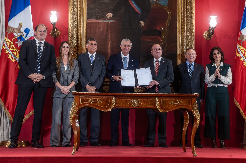 Presidente Kast firma proyecto de ley del Plan de Reconstrucción Nacional: ¿Cuáles son sus principales puntos?