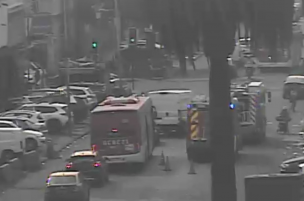 Bomberos combate emergencia por fuego en cilindro de gas en Recoleta