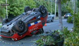Patrulla municipal queda completamente volcada tras chocar contra un árbol en Las Condes