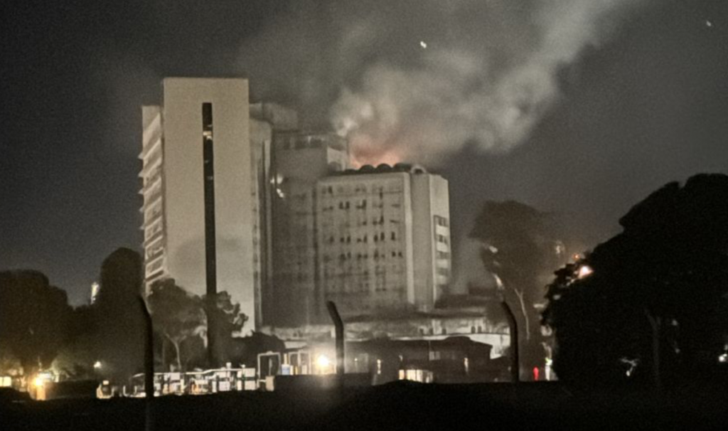 Incendio obliga a evacuar la sede de la Armada en Argentina