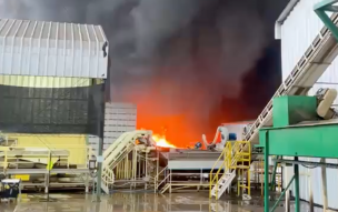 Enorme incendio en planta industrial: Más de 200 bomberos combaten la emergencia en el lugar