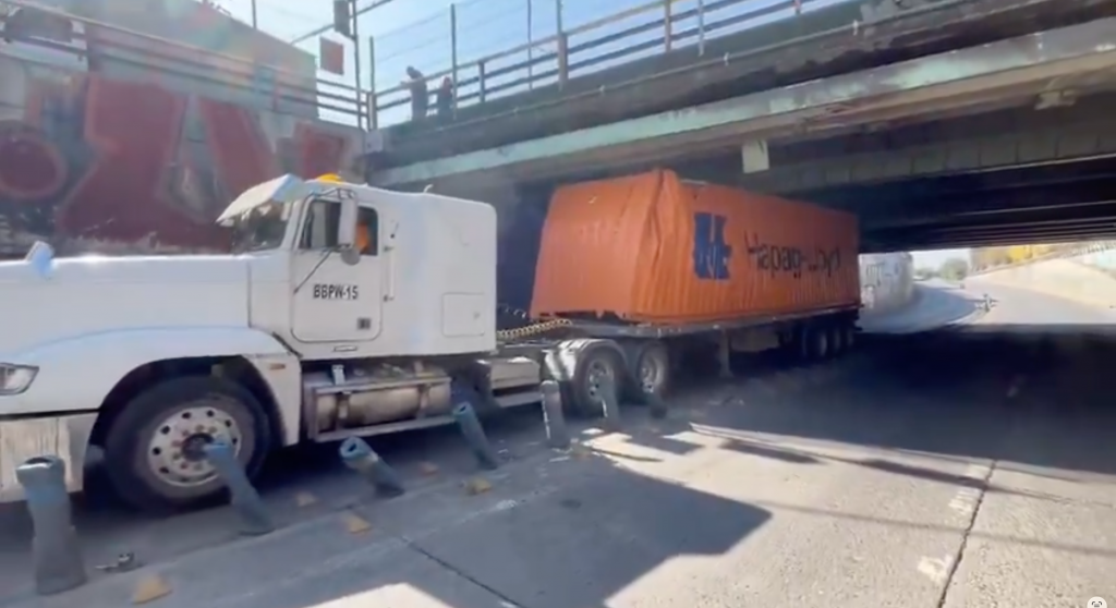 Camión queda atascado en paso bajo nivel y obliga a cortar transito todo el día en San Miguel