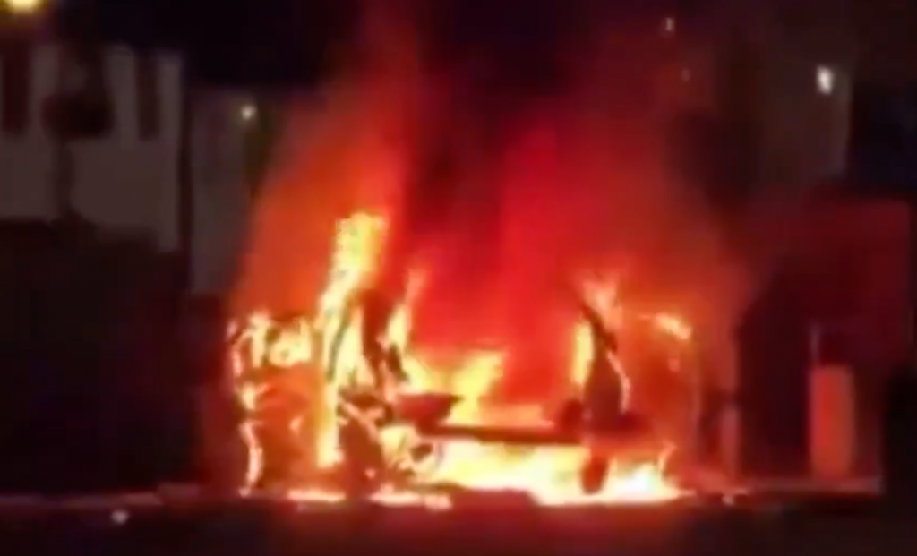 Auto bomba explota frente a comisaría en Irlanda del Norte: investigan ataque ligado a la Nueva IRA