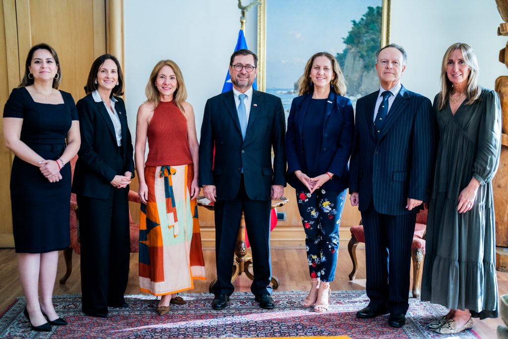 Canciller destaca alianza público-privada tras reunión con la CPC