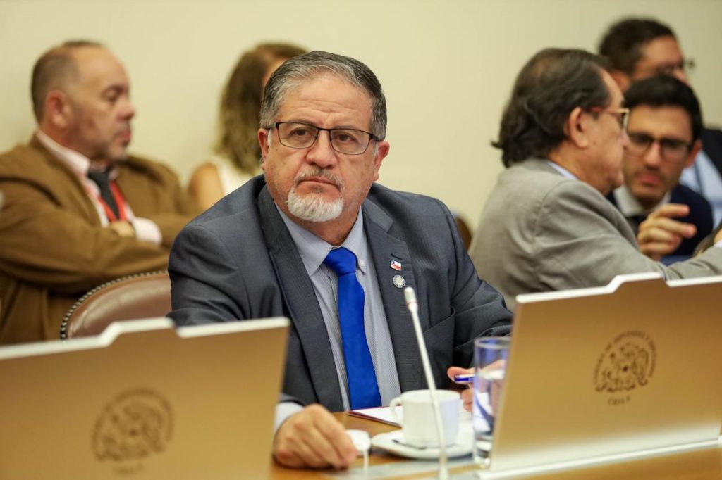 Diputado Arroyo se declara en reflexión y no asegura apoyo a plan de reconstrucción