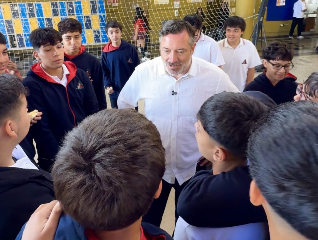 Ñuñoa abre debate por revisión de mochilas y detectores de metales en colegios con consulta a comunidad escolar
