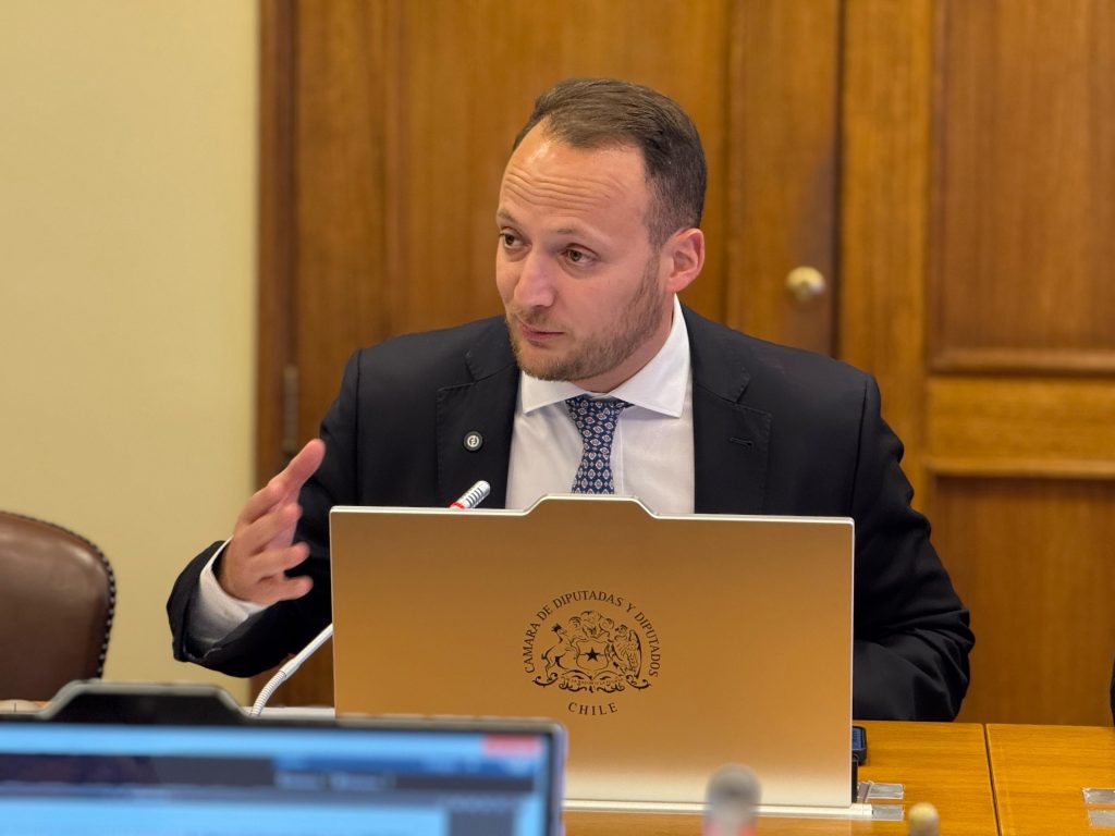 Diputado Guzmán presiona por implementación de Ley de Adopción y agenda de adultos mayores