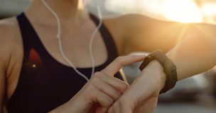 ¿Entrenas con apps? Médico advierte las señales clave para dejar el celular y consultar