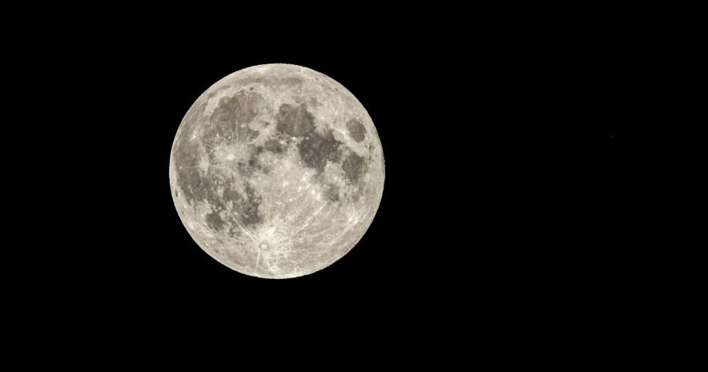 Luna de las Flores 2026: a qué hora ver la Luna Llena en Santiago y por qué será una microluna