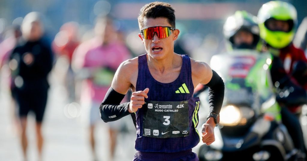 Chileno Hugo Catrileo logra podio en el Maratón de Santiago: Atletas keniatas alcanzan primer y segundo lugar