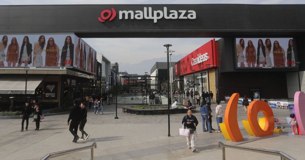 Caos en Mall Plaza Vespucio tras llamado de influencer que prometió lanzar $700 mil desde el segundo piso