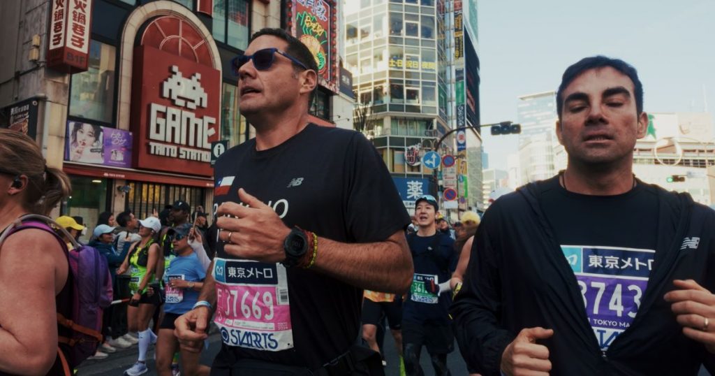 Pancho Saavedra corrió 42K en Tokio y ahora lanza “KM0”: cuatro corridas solidarias en regiones