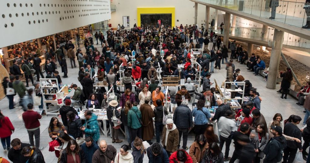 StgoFoto 2026 vuelve al Centro Cultural La Moneda: entrada liberada y fotolibros latinoamericanos