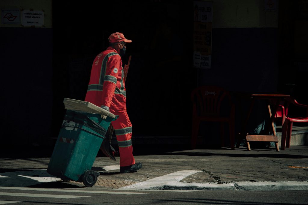 Desde el 26 de abril se trabajará 2 horas menos en Chile: experto explica la implementación de la Ley de 40 Horas